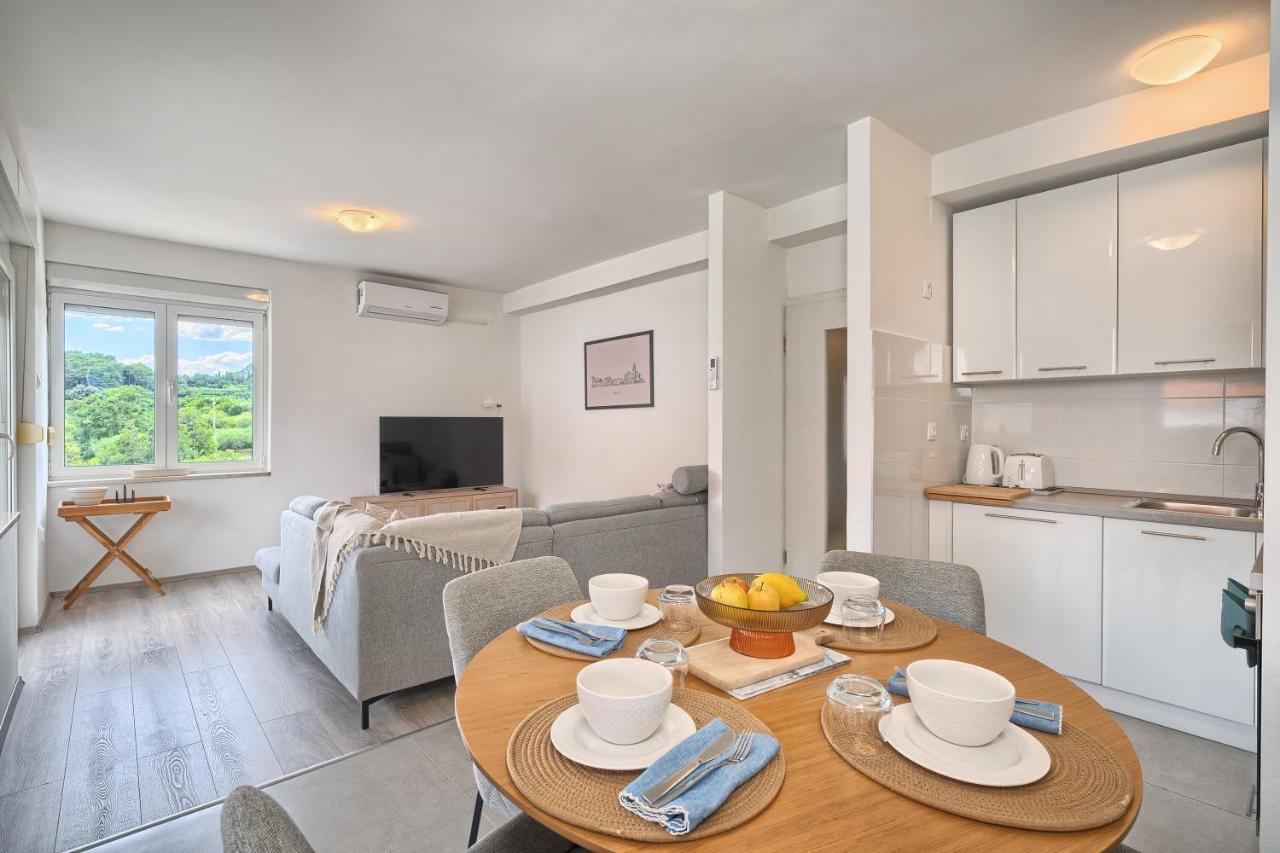 Apartman A2- Luxury W Big Balcony 4 Min Walk To *