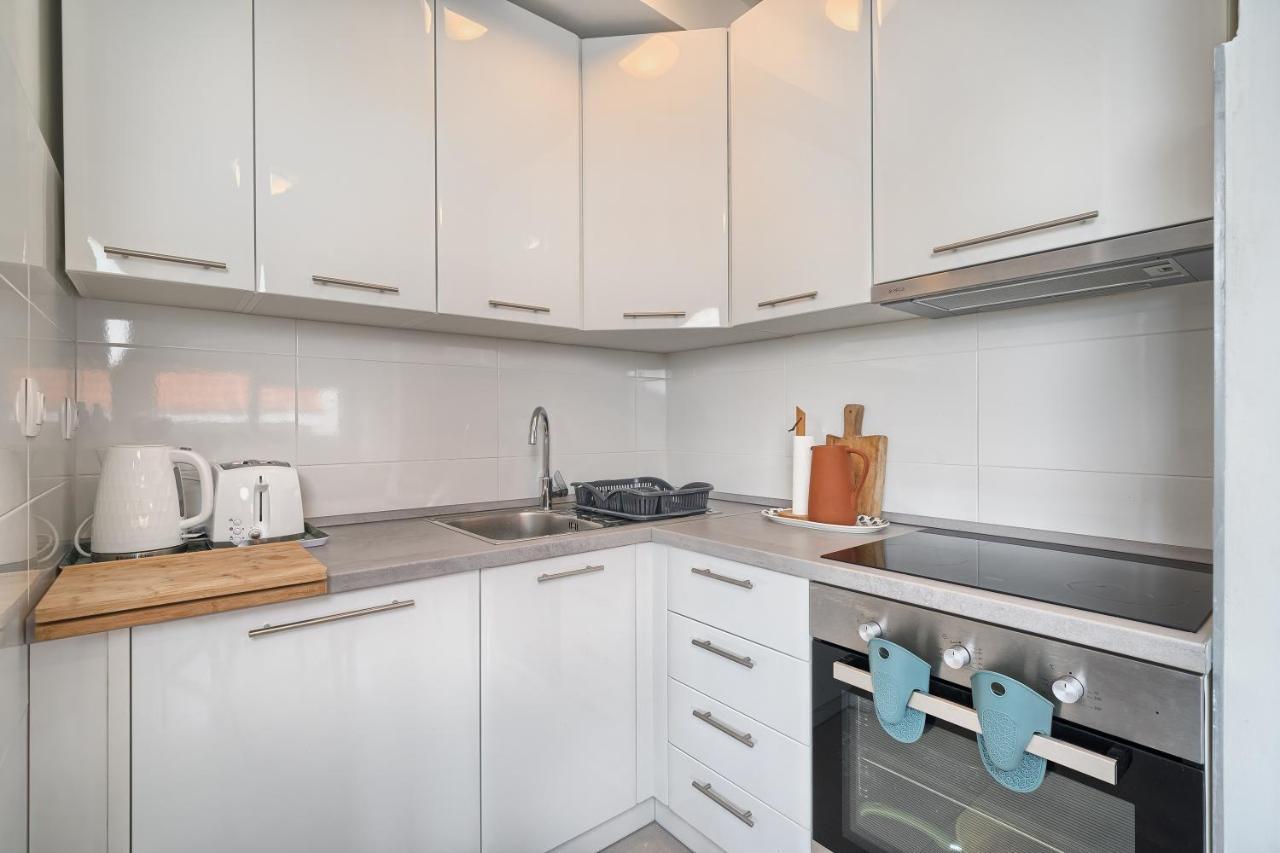 A2- Luxury W Big Balcony 4 Min Walk To